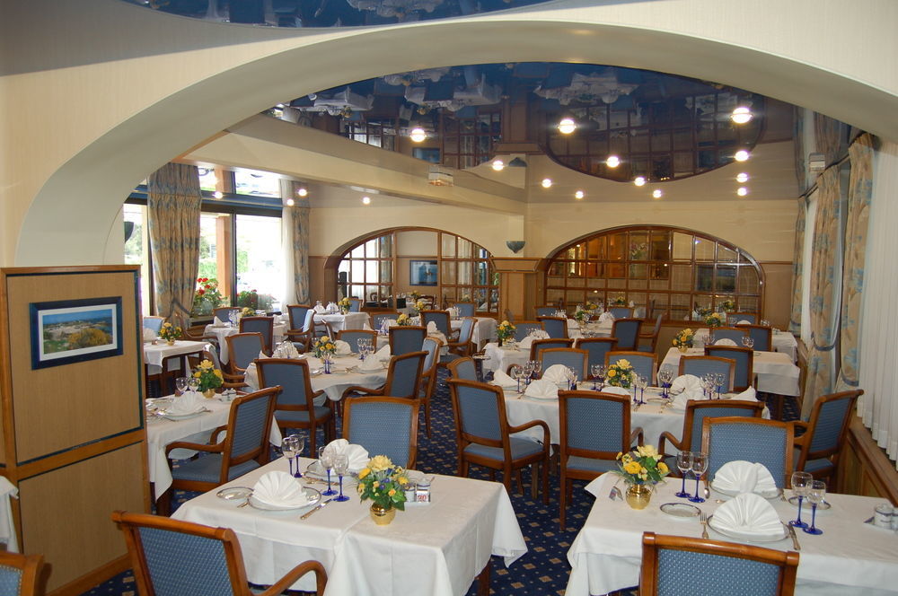 Hotel Restaurant Les 13 Assiettes Le Val-Saint-Père Exteriör bild