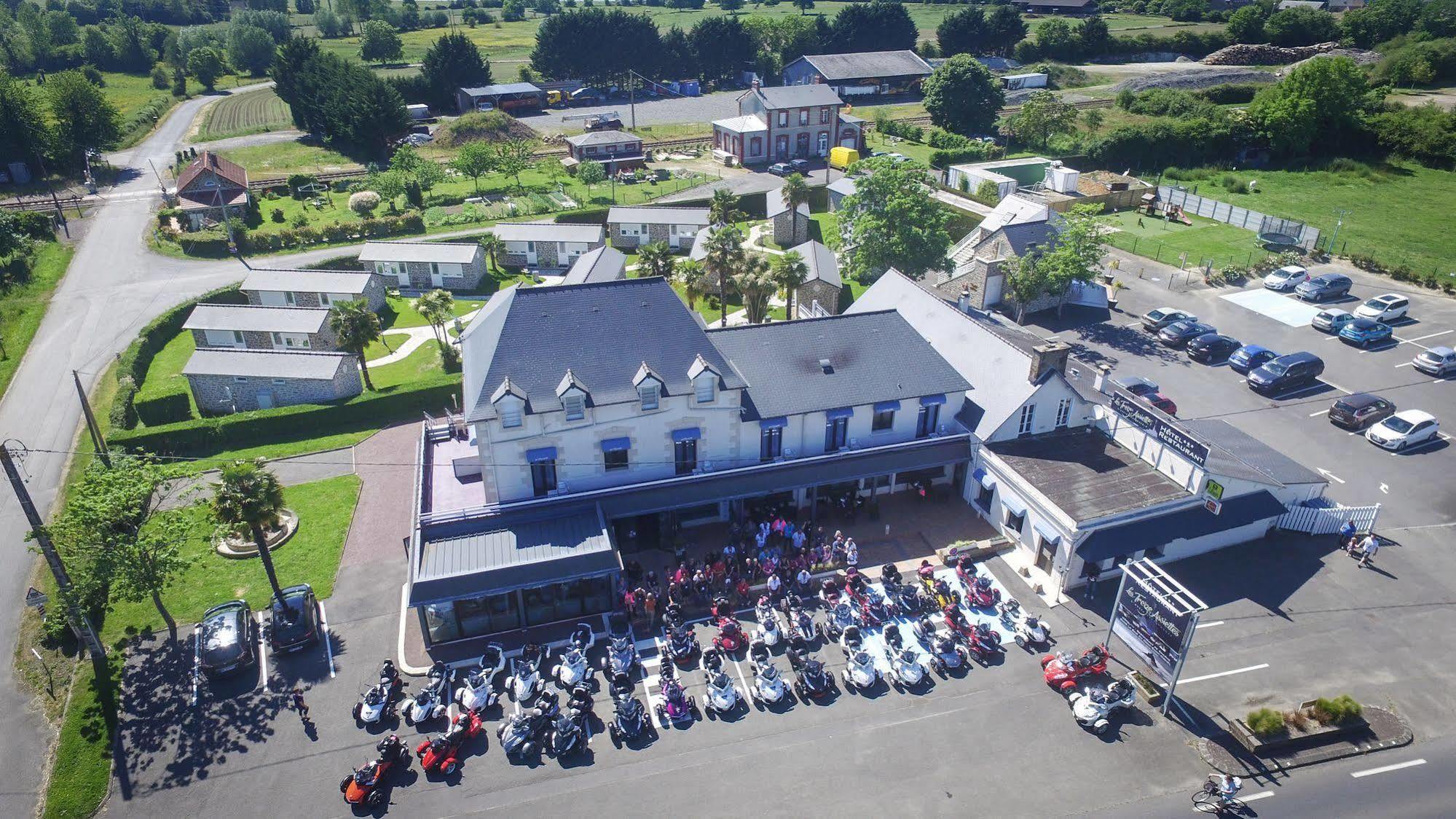 Hotel Restaurant Les 13 Assiettes Le Val-Saint-Père Exteriör bild