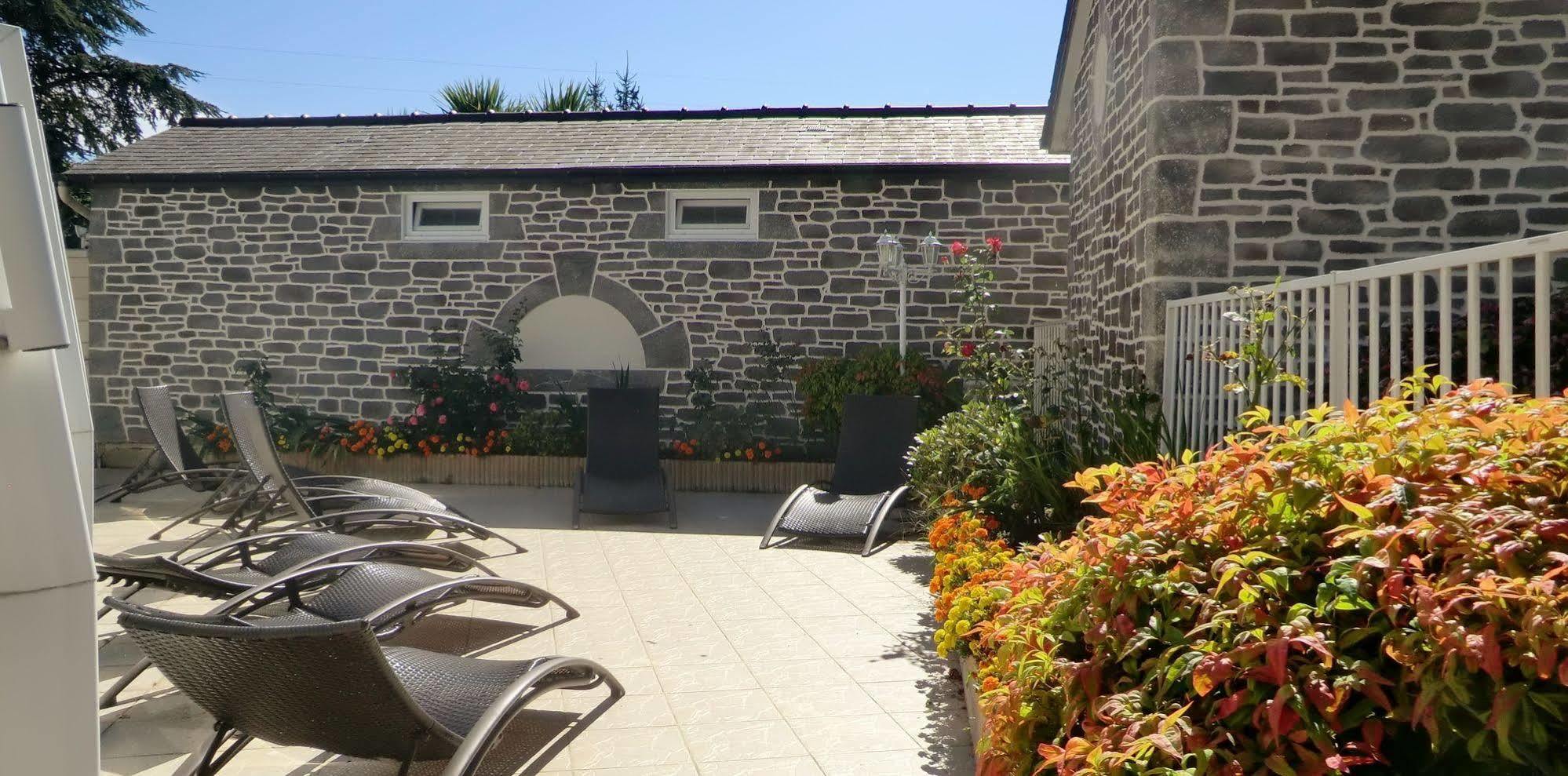Hotel Restaurant Les 13 Assiettes Le Val-Saint-Père Exteriör bild