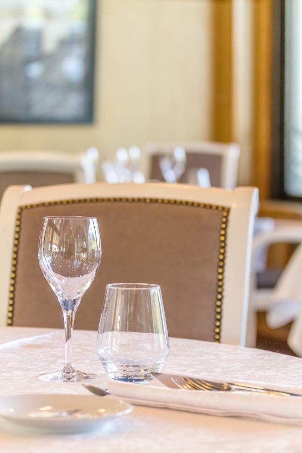 Hotel Restaurant Les 13 Assiettes Le Val-Saint-Père Exteriör bild